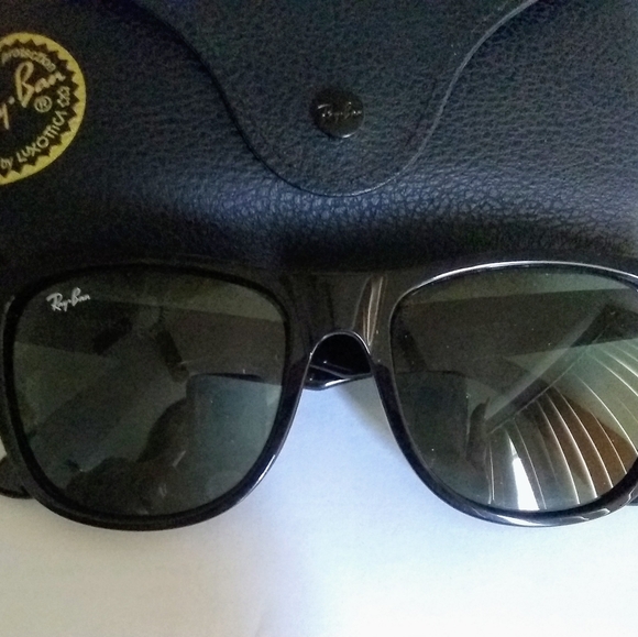 Black Ray Ban Wayfarer sunglasses - Picture 4 of 5